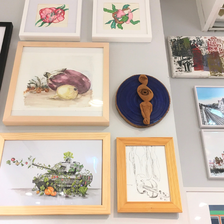 Rindenskulptur im artspring pop upstore, Berlin 2023